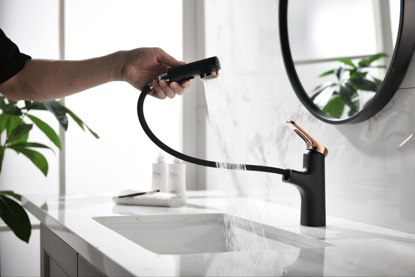 Mitigeur monocommande Lavabo WasserKraft avec bec exctractible coloris Noir & or rose